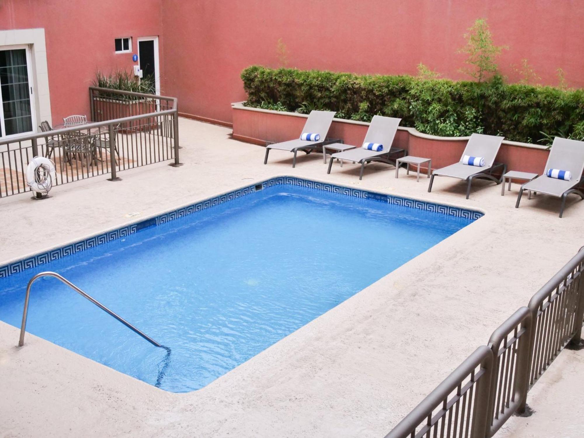 Holiday Inn Express Monterrey Galerias-San Jeronimo By Ihg Exterior foto